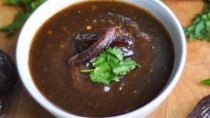 Приправа из фиников и изюма.