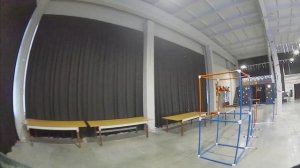 Полеты в зале.