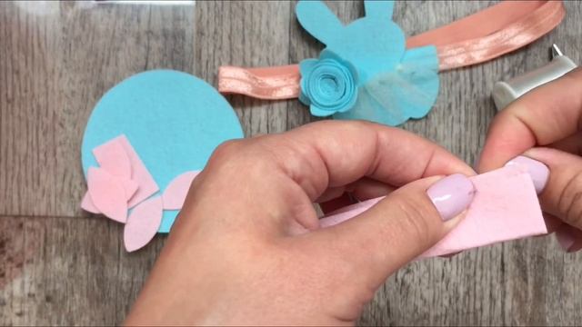 Повязка из фетра «Зайчик в цветах»