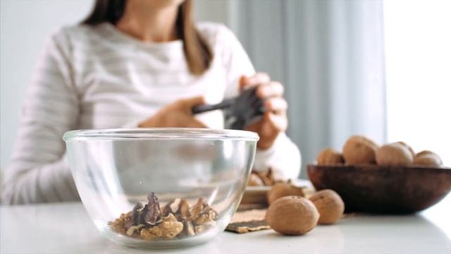 CAN'T SLEEP? Try These FOODS That Help You SLEEP BETTER смотреть онлайн