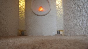 Соляная комната. Хорошо зайти сюда после парной. На полу - морская соль, на стенах - каменная