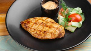 Как приготовить сочный стейк из куриной грудки