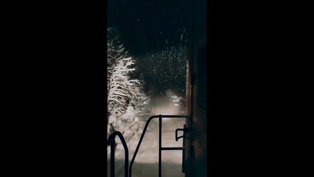 Маневровый тепловоз ЧМЭ3 едет в снежную погоду под песню _Let it snow_ смотреть онлайн