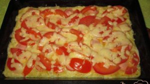 Запеканка с картофелем, сосисками и помидорами