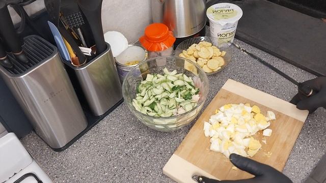 САЛАТ З КУРЯЧИМ ФІЛЕ, КУКУРУДЗОЮ ТА СУХАРИКАМИ