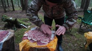 Трое в лесу в первый снег  Кемпинг с горячей палаткой  Заснеженный лес в золотую осень  Бушкрафт