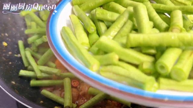 把豆角和麵條放鍋里蒸一蒸，比拌面炒麵都好吃，連吃6天都不膩，【麗麗廚房】，#豆角蒸面的做法，#豆角蒸面料理，#豆角蒸麵食譜，#家常菜，#美食，#cooking，#food，#Recipe，#豆角蒸面