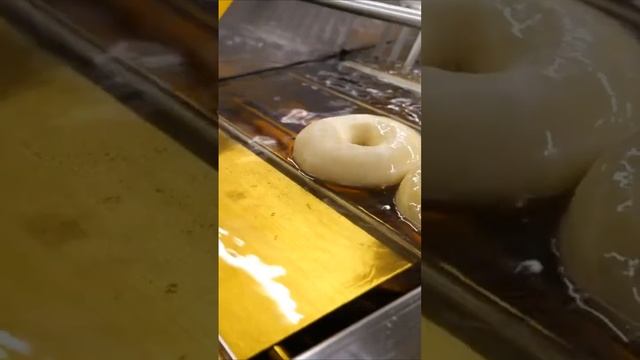 Автоматическая выпечка пончиков донатсов. Подробнее на сайте www.xleb-obor.ru смотреть онлайн