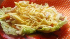 Салат с сельдереем и курицей в имбирном соусе