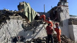 Разрушены дома, людей достают из-под завалов. Около 100 человек погибли после землетрясения в Тибете