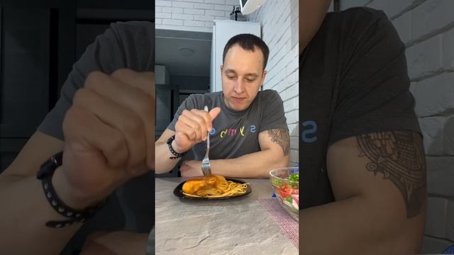 Спагетти томатные #еда #мукбанг #кушаюнакамеру смотреть онлайн