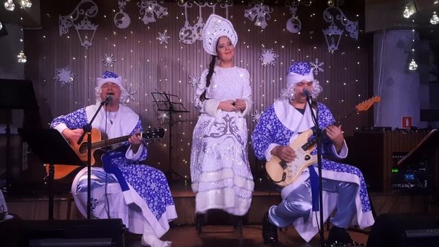 "СНЕГ КРУЖИТСЯ,ЛЕТАЕТ, ЛЕТАЕТ"❄️🎄❄️
АНДРЕЙ БУЛГАКОВ🎸🎄 И АЛЕКСАНДР АРИСТОВ🎸❄️ ЯНВАРЬ 2025 г.