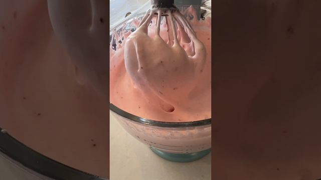 Strawberry Yummy with Cookie Crumble Topping. #strawberry #dessert #food #homemade #shorts смотреть онлайн