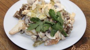 Салат с курицей, шампиньонами и сыром