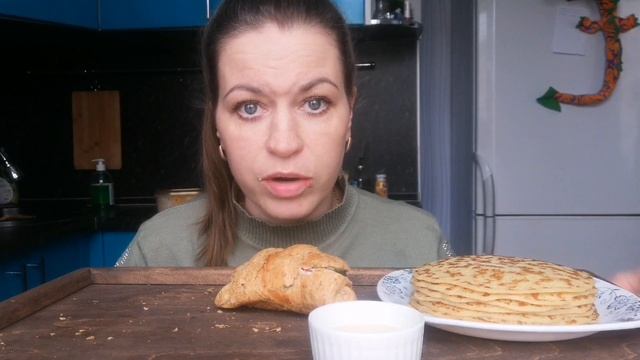 МУКБАНГ ЯИЧНИЦА С ОВОЩАМИ, КРУАССАН С СЫРОМ И КОЛБАСОЙ, БЛИНЫ/MUKBANG HALK FAMILY ЕДА