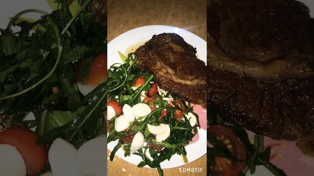 Мраморная говядина  и салат с рукколой.