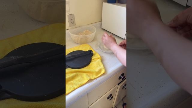 Кто ходит в гости по утрам? #адаптациявсша #калифорния #тортилья #вгостях смотреть онлайн