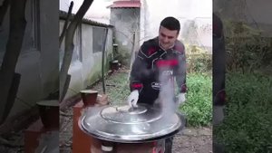 Повар Бурак Оздемир готовит