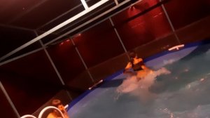 дети купаются ночью в бассейне
