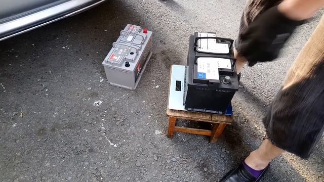 購買電瓶要注意看CCA瞬間啓動電流大小【英國進口 900CCA 啟動電流版本．YUASA YBX 5019電瓶開箱】電平Car battery test 白同學開箱．白同學DIY教室
