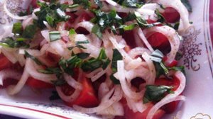 Салат из помидор и маринованного лука