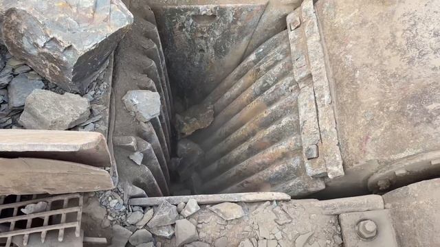 Строительство, дробление щебёнки
