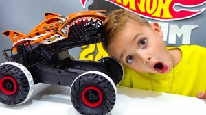 Влад и Никита веселятся с новыми игрушками Hot Wheels Monster Truck RC