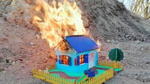 Горит маленький дом из дерева!