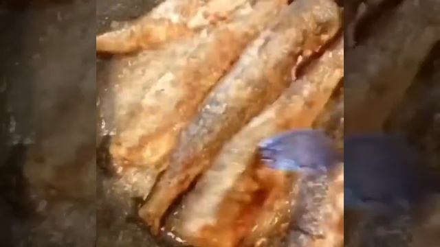 Восхитительная жареная корюшка.