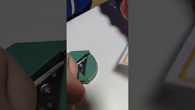 Обзор ножа и обрезчика углов для заламинированных карточек.