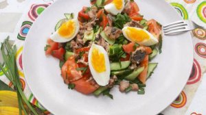 Салат овощной с сардинами