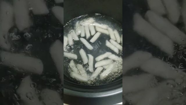 Trying Instant TTeokbokki😋#shorts #koreanfood#ricepancakes смотреть онлайн