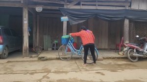 17 year old single mother, and the happiness when the small farm has electricity - ly nha hien
