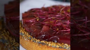 La tarte à la rhubarbe de La Maison Philippe Conticini : un entremets fleuri aux saveurs de saison.