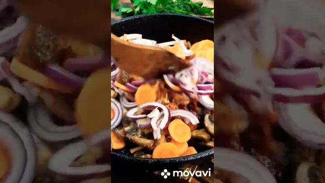 Вкусные грибы с луком на сковороде