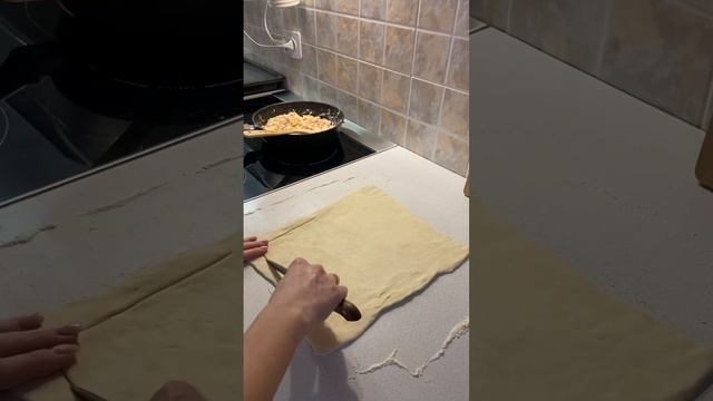Подробный рецепт напишу в комментариях🥧 #слоеноетесто #изслоеноготеста #кчаю #выпечка