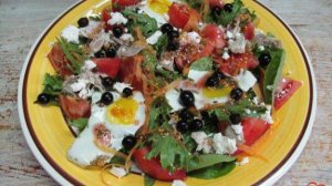 Салат с помидором мясом свинины и черной смородиной