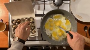 ЯИЧНИЦА ИЗ 20ТИ ПЕРЕПЕЛИНЫХ ЯИЦ С МЕЛКОПОРУБЛЕННОЙ ЗЕЛЕНЬЮ