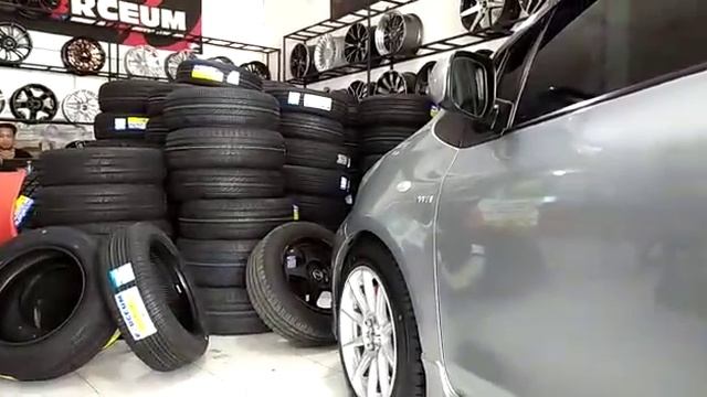 MODIFIKASI MOBIL TOYOTA YARIS PAKAI VELG HSR R15 TAMPIL SPORTY смотреть онлайн