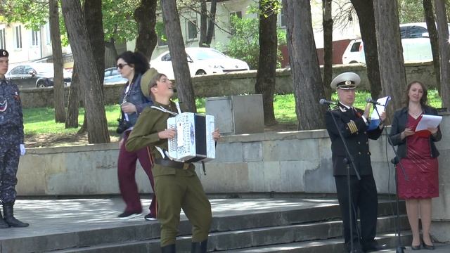 Поёт Владимир Ковалевский. Кисловодск, памятник "Журавли". Ко дню Победы 2019.