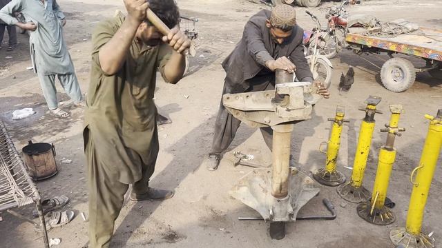 Грузовик с перегрузом ремонтируется посреди дороги. Пакистан смотреть онлайн