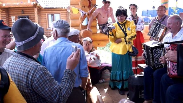 И такая веселуха 24 часа в сутки на фестивале "Играй гармонь!" в Новосибирске смотреть онлайн