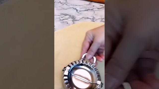 Пузырчатые мини-чебуреки. Вкусные чебуреки. Сочные чебуреки с мясом.