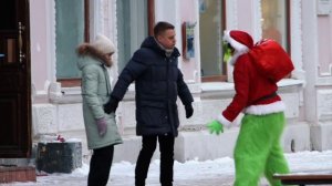 ГРИНЧИ ПРОТИВ ДЕДОВ
МОРОЗОВ/
новогодняя суета.