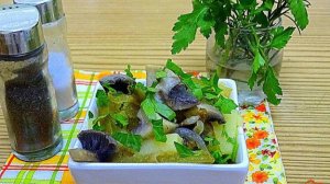 Салат из солёных огурцов, грибов и картофеля