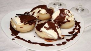 Десерт из груш с мороженым