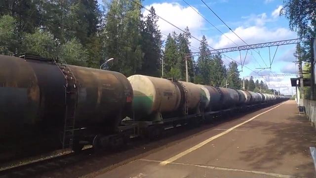 Тепловоз 2ТЭ116У-0185 БТС с наливным поездом на О. п Прибытково Октябрьской железной дороги.