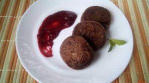 Шоколадные сырники с вишневым соусом