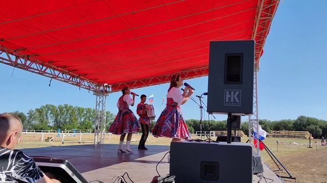 ВЕСЕЛИСЬ НАРОД! СЪЁМКА ЛЮБИТЕЛЬСКАЯ, ЗАТО ПЕСНЯ ХОРОШАЯ! Ансамбль КАЛИНА. Russian folk songs... смотреть онлайн