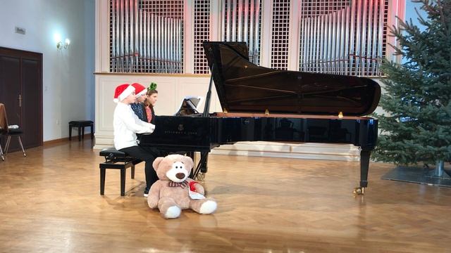 M. Leontovych (T. Craig McKibben): Carol of the Bells -Matej Ratković, Ivan Juranko i Paula Malbaši